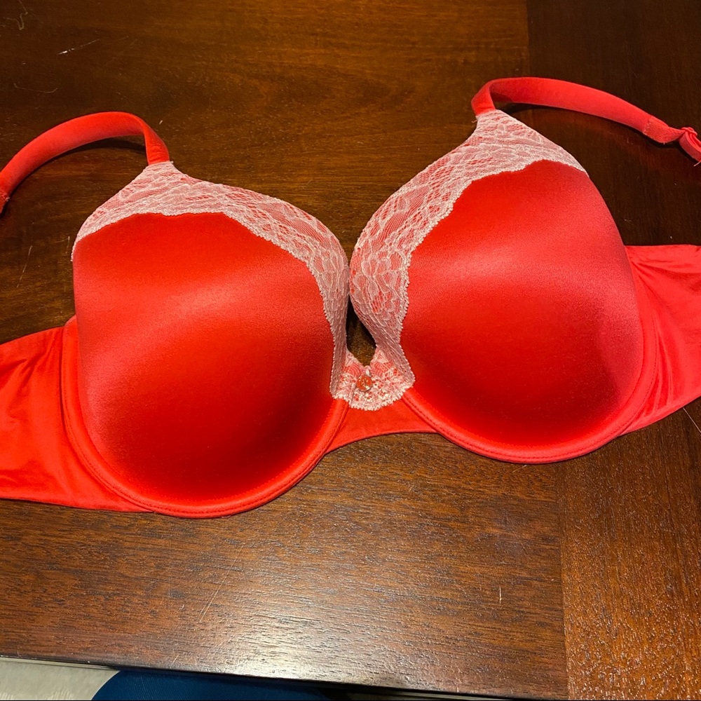 Victoria’s Secret lightly lined bra